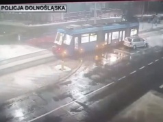 Pościg, zderzenie z tramwajem. Mężczyzna w bagażniku zginął