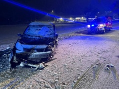 Zderzenie czołowe dwóch aut na zaśnieżonej drodze. Trzy osoby ranne