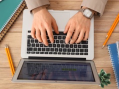 Black Friday 2025. Na co Polacy polują na wyprzedażach? Podróże wysoko na liście zakupów