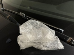 Zimą nie ruszam się bez folii bąbelkowej w aucie. Problem z wycieraczkami zażegnany