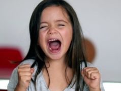 Czy dzieci zachowują się "gorzej" przy rodzicach? Prawdziwy powód zaskakuje