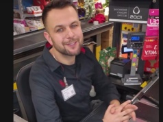 Zachowanie kasjera z Biedronki rozczuliło internautów. "Czy tylko ja się popłakałam?"