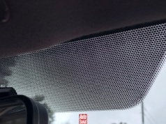 Czarne kropki na szybach i lusterkach – po co są i dlaczego ich nie znajdziemy w zabytkowych autach?