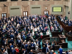 Takiego sondażu jeszcze nie było, trzy partie poza Sejmem. Niepokojące wieści dla Tuska