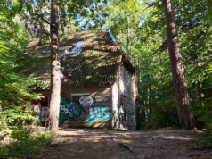 Sprzedają zdewastowaną willę w Pobierowie za milion euro. Dom skrywa mroczną tajemnicę?