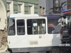 Tramwaj wjechał w kamienicę. "Doszło do wykolejenia"