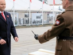 Nawrocki odmawia podpisania awansów oficerskich, orderów i odznaczeń