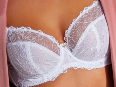 Stanik z misterną koronką jak małe dzieło sztuki. Pięknie zbiera biust, jest w promocji