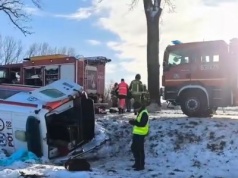 Tragiczny wypadek karetki! Nie żyje 67-letni kierowca, trzy osoby w szpitalu. Na miejscu śmigłowce LPR