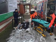 Zielona Góra. Mężczyzna leżał przy dworcu PKP. Zareagowała tylko jedna osoba i straż miejska (ZDJĘCIA)