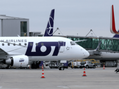 Samolot LOT wypadł z pasa na lotnisku