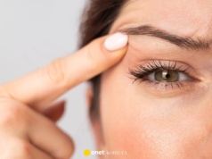 Ten tani krem unosi powiekę jak niewidzialna nić chirurga. Robi spojrzenie świeże jak po urlopie