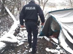 Służby apelują o czujność. Chłodne miesiące szczególnie groźne dla osób bezdomnych