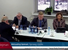 Trwa sesja Rady Powiatu w Pajęcznie. Radni dopytują o nieobecność starosty