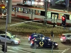 Paraliż komunikacyjny w okolicy Galerii Bałtyckiej. Osobówka zderzyła się z tramwajem