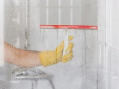 Podgrzej, dodaj płynu do naczyń i spryskaj. Kabina prysznicowa zalśni jak złoto!