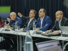 Szef Stellantis wzywa UE do przesunięcia zakazu sprzedaży aut spalinowych „Potrzebujemy 10 lat więcej”