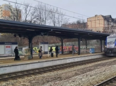 Straszyła podróżnych, ale w końcu jest odnawiana. Powoli zmienia się stacja w Mysłowicach