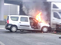 Policjanci uratowali kierowcę z płonącego auta
