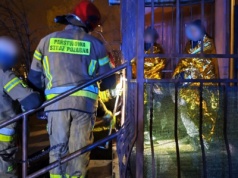 Mroźna pułapka na zakratowanym balkonie w Pruszkowie. "Mogło dojść do wychłodzenia"