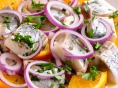 Teściowa podsunęła mi przepis na śledzie z cytrusową nutą. Robię nie tylko na święta