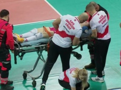 Nieprzyjemny incydent w meczu Tauron Ligi! Siatkarka wywieziona z hali na noszach