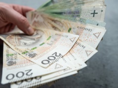 Wypłacają 1721 zł przez trzy miesiące. Potem 1352 zł miesięcznie