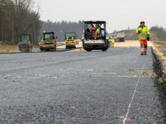 Niedawno zaczęli budowę ekspresówki, a już układają masę bitumiczną