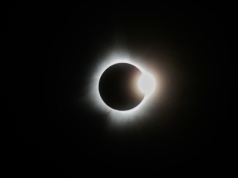 Nadchodzi całkowite zaćmienie Słońca. Sprawdź, gdzie i jak je oglądać