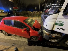 Pijana kierująca Toyotą czołowo uderzyła w śmieciarkę. “Ja tylko jechałam po dziecko do przedszkola”