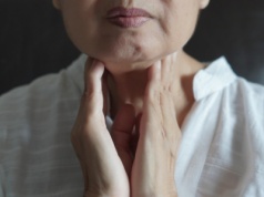 Zimą pojawia się częściej. Niewinny objaw, który zapowiada poważną chorobę