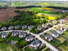 Domy w cenie samochodu. Pokazuje, gdzie można je znaleźć