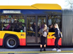 Miejsce na nosze i różne systemy bezpieczeństwa. Warszawa kupuje 120 autobusów