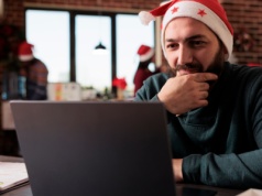 Losowanie prezentów na mikołajki? Polacy przepłacają jak nikt inny