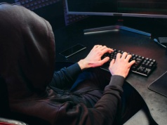 Zaufała internetowemu znajomemu i nabrała się na historię o piratach. Straciła prawie 200 tys. zł