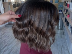 Miękki, lekki, uniesiony. Soft box bob to fryzura, która robi efekt "wow" bez stylizacji