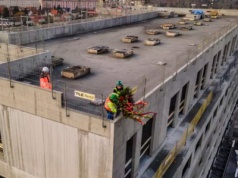 Nowy hotel w Gdańsku. Na budowie właśnie zawisła wiecha