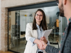 Firmy będą zatrudniać czy zwalniać? Nowe prognozy na 2026 rok