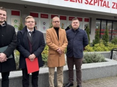 Działacze Konfederacji przed szpitalem w Koninie: „System zbankrutował"