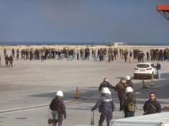 Protest rolników sparaliżował lotnisko. Wtargnęli na płytę i rzucali kamieniami
