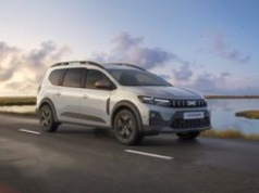 Odświeżona Dacia Jogger wjeżdża do salonów. Jest LPG, jest i hybryda