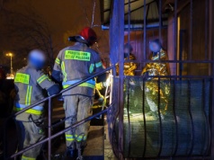 Policjanci zapobiegli wychłodzeniu nastolatków uwięzionych na balkonie