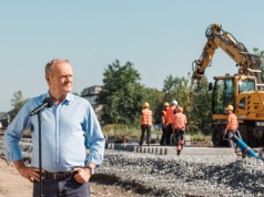 Donald Tusk mówi o elektrowni jądrowej. Budowa za chwilę “ruszy z kopyta”