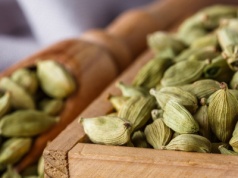 Łagodzi kaszel, odtyka nos, ułatwia oddychanie. Dodaj szczyptę do herbaty