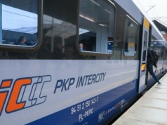 Kolejowy chaos przed świętami. Zlikwidowano tysiąc kursów, Polacy zostali na lodzie