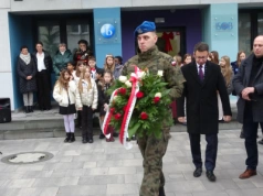 Tablica przed szkołą upamiętnia pierwszego polskiego żołnierza w NATO. Przez lata był wyklęty