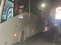 Autokar utknął na wąskiej ulicy w Karpaczu. Trzy wybite szyby i mandat.