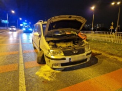 Przed przejściem dla pieszych wjechał w renaulta. Uciekł pieszo porzucając samochód