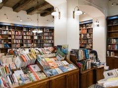 Polacy czytają więcej książek. Mimo to co tydzień zamyka się jedna księgarnia