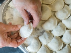 Jak długo trzymać pierogi w lodówce i zamrażarce? Oto bezpieczne limity